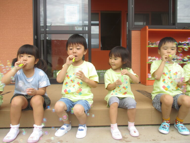 しゃぼん玉、とばせたかな？　　（３歳児）