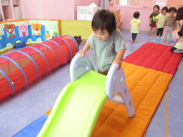 お部屋でも運動を！（2歳児）