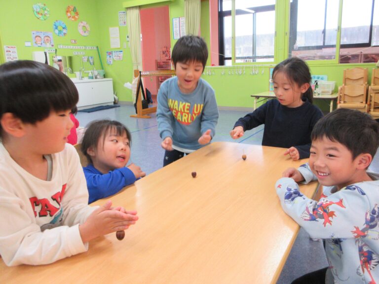 どんぐりゴマ体験(４歳児)